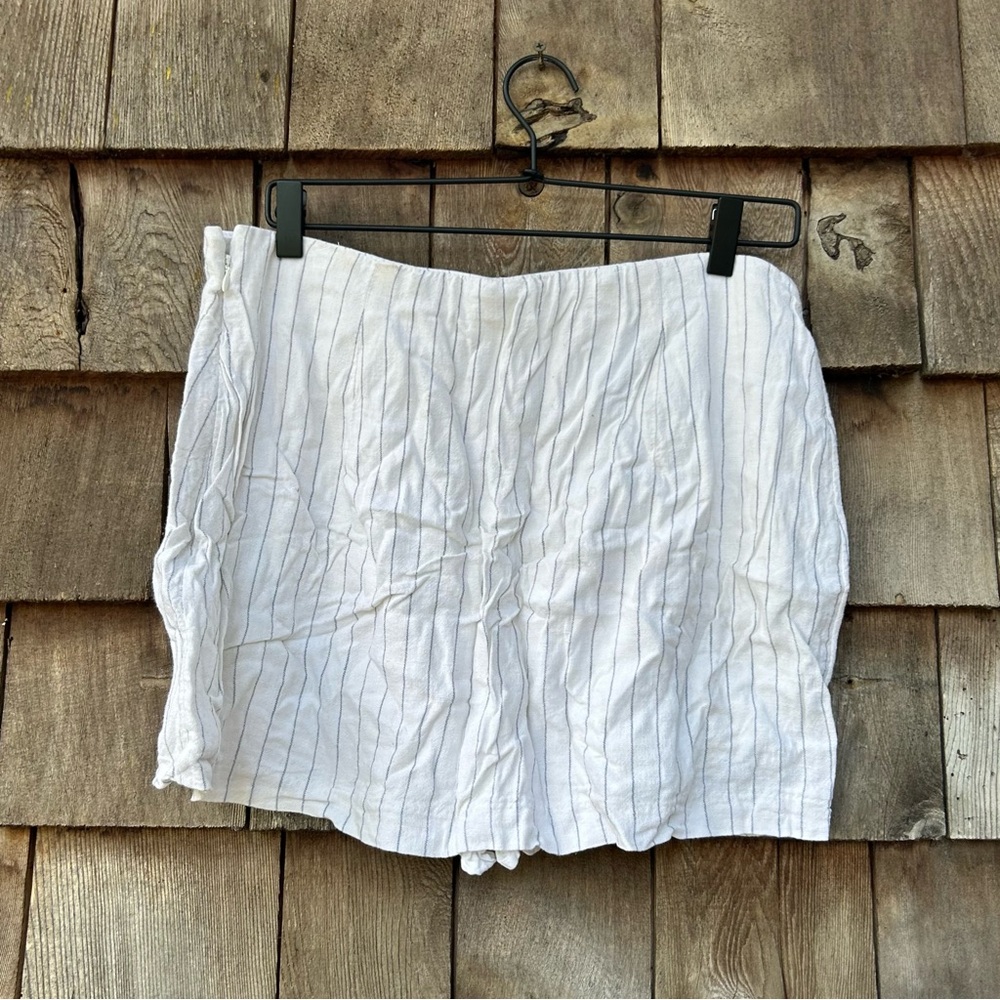 Abercrombie & Fitch White Pinstripe Scarlett Skort - Picture 2 of 3